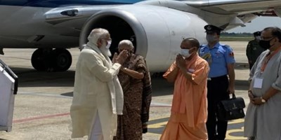 वाराणसी पहुंचे पीएम मोदी, देंगे 1475 करोड़ की सौगात